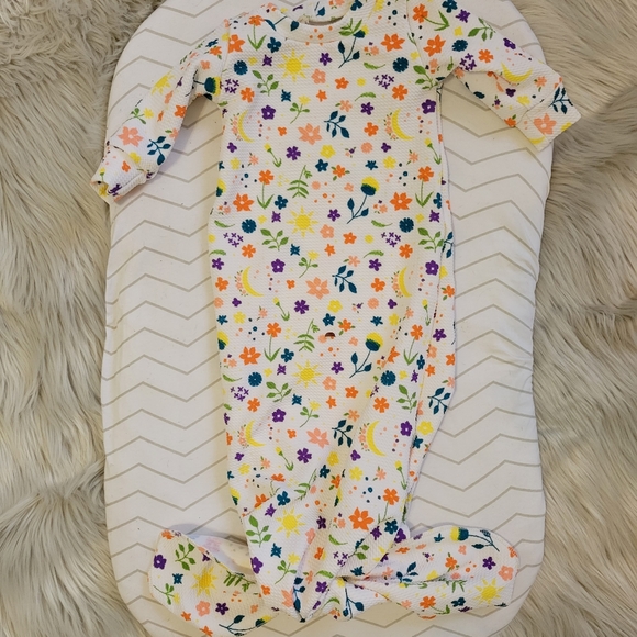 Knotted baby gown with matching hat and bow - Picture 2 of 4